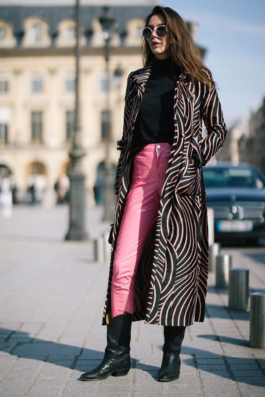 Kovbojské čižmy kombinujú džínsy zimný kabát módne trendy pre ženy na jeseň