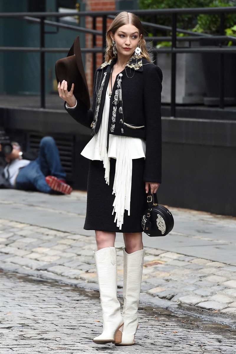 Gigi Hadid oblieka kovbojské čižmy, dámske, vyrobené z kože