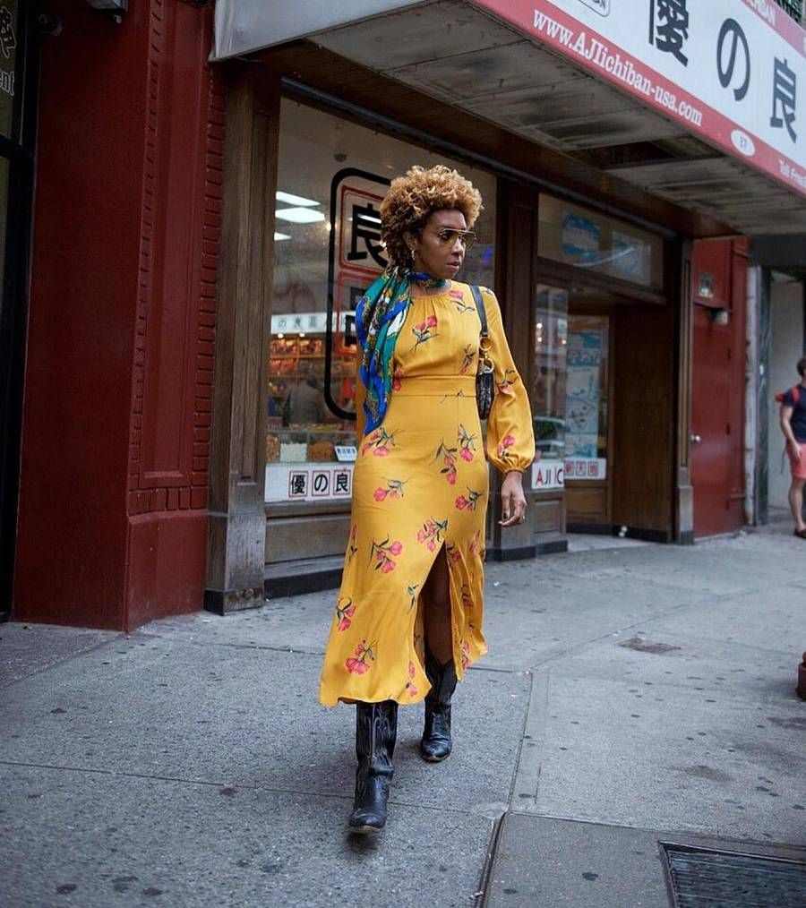 Kovbojské čižmy sa kombinujú s šatami na jeseň s kvetinovým vzorom