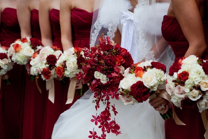 brusnicovo-červená-svadba-družička-šaty-kytica