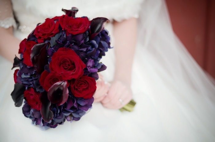 brusnicovo-červená-svadobná-svadobná-kytica-červeno-ružovo-slivkovo sfarbená-hortenzie