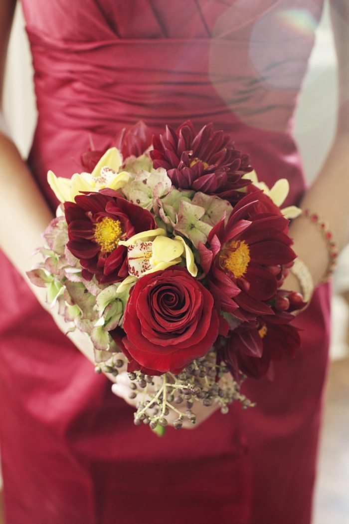 brusnicovo-červená-svadobná kytica-šaty pre družičku
