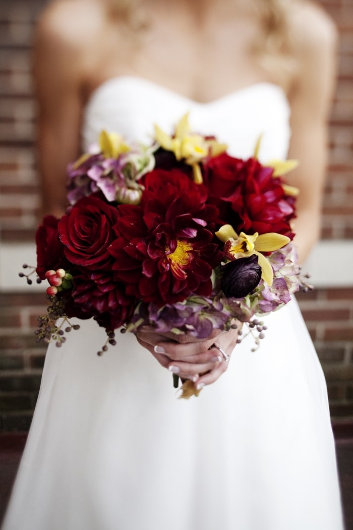 brusnicovo-červená-svadobná kytica-nevesta