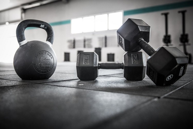 činky na podlahe v telocvični