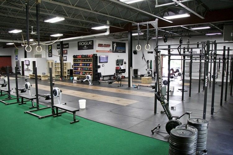 telocvičné vybavenie crossfit pre gymnastiku závažia krúžky veslárske trenažéry hala