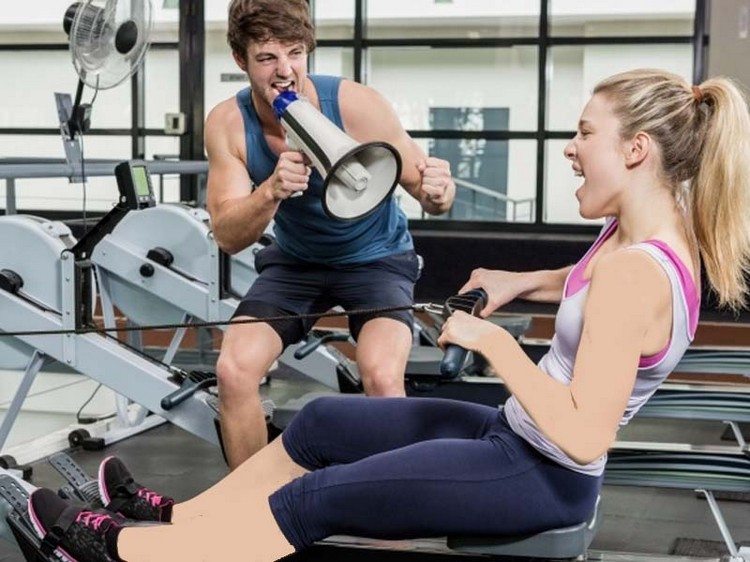 motivácia prostredníctvom hlasných povelov vo fitnescentre na veslárskom trenažéri