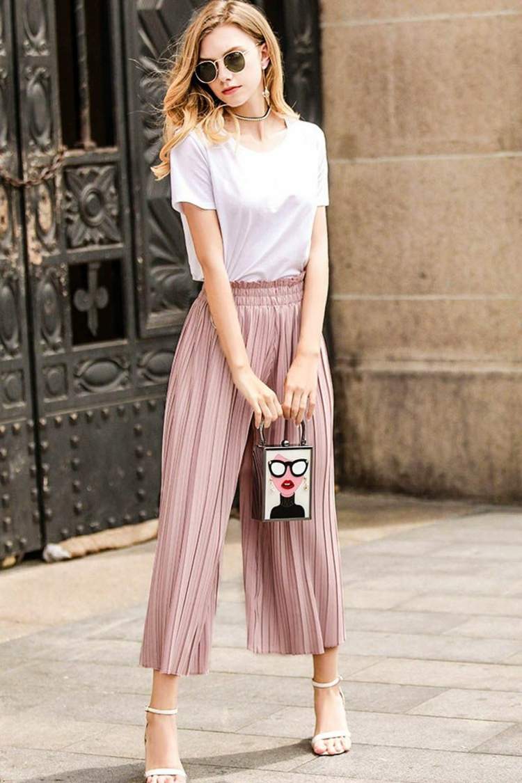 Skladané culottes kombinujú pastelové ružové kabelky trička blond vlasy módne trendy