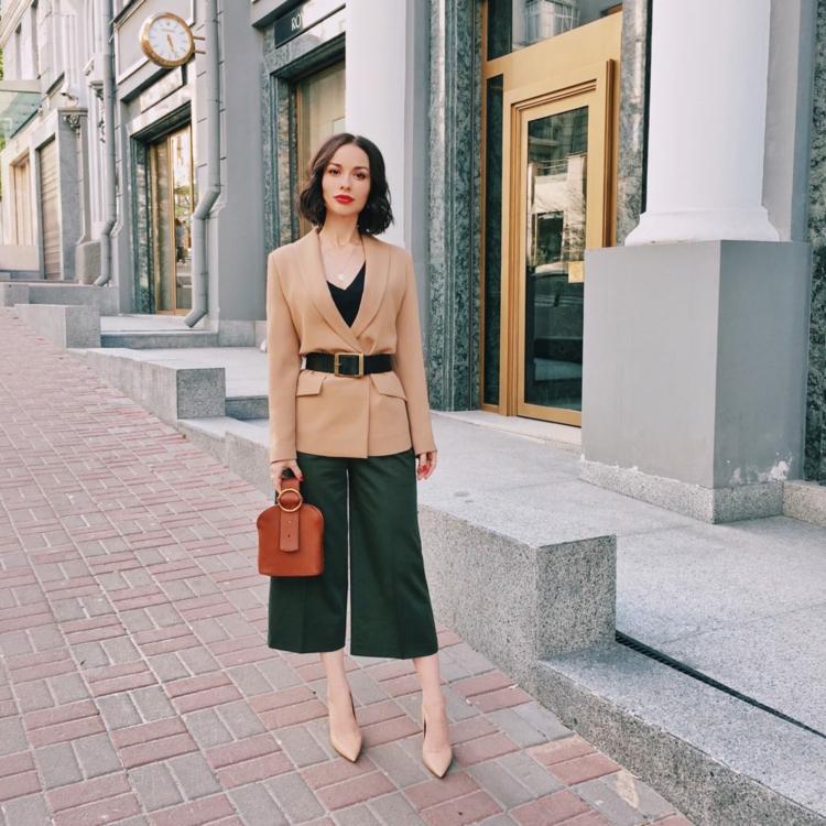 Culottes kombinujú elegantné blejzerové hnedé kožené kabelky béžové lodičky s krátkymi vlasmi módne trendy