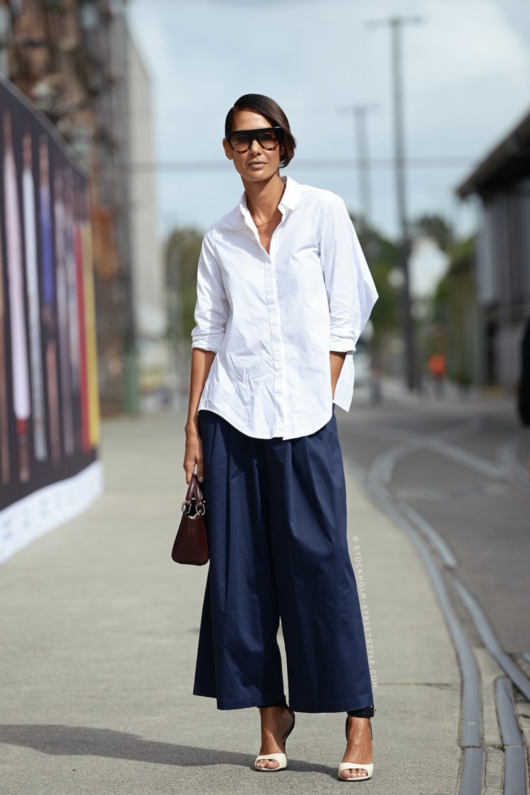 Culottes kombinujú košeľové oválne sandále s módnymi trendmi pre ženy