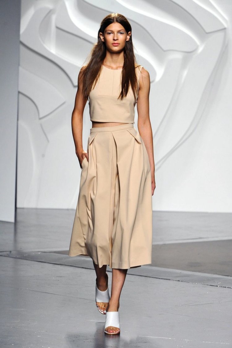 Culottes kombinujú béžový elegantný vzhľad kancelárskych módnych trendov 2019 v lete