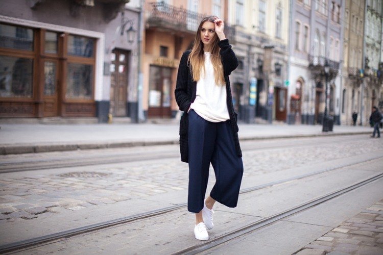 Culottes kombinujú tenisky cardigan dlhé tmavé blond vlasy módne trendy