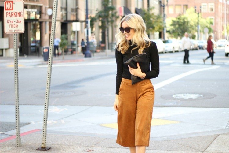 Culottes kombinujú zimné zamatové nohavice roláky slnečné okuliare s blond vlasmi