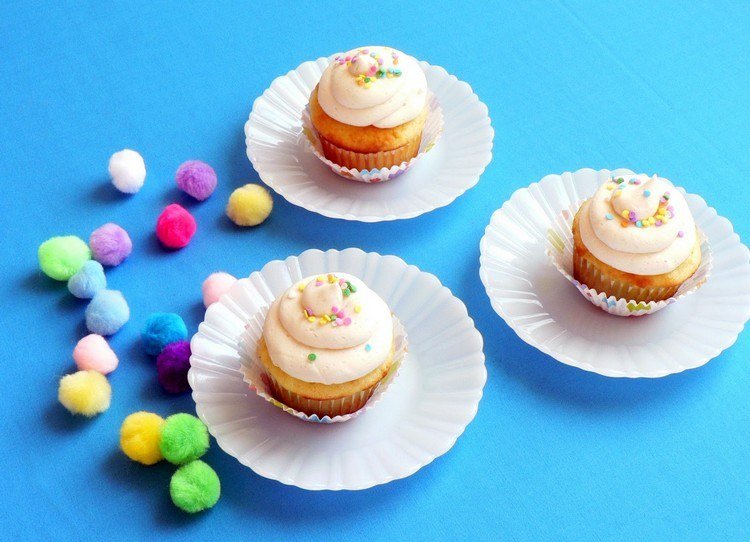 Americká maslová poleva s farebnou ozdobou Recepty na cupcake polevu krémová-dekorácia-farebný-dezert-narodeninová párty