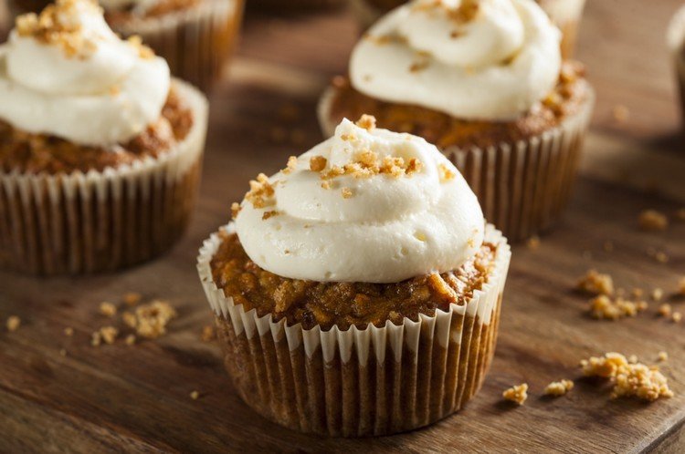 Mrkvový koláč s polevou so smotanovým syrom Pripravte si cupcake-poleva-smotanový syr-mrkvový koláč-jeseň-dezert