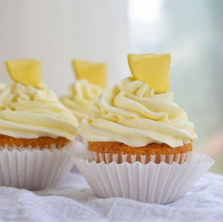 Osviežujúce citrónové košíčky cupcake-poleva-recept-citron-poleva-kusky-vanilkove-cupcaky