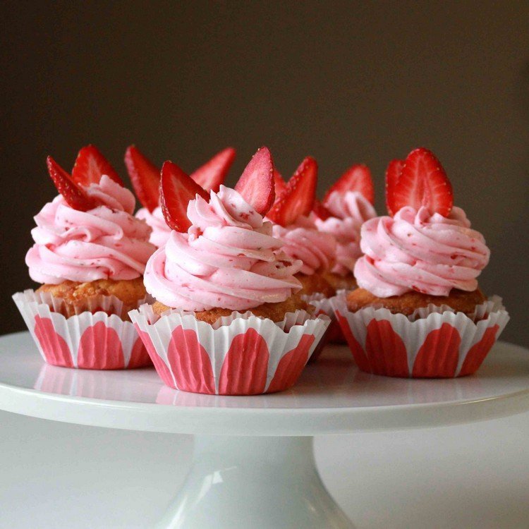 Košíčky s jahodovou polevou a ozdobou cupcake-poleva-jahoda-poleva-recept-ozdoba-chutny-dezert-leto