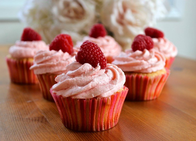 Celé maliny ako ozdoba košíčkov cupcake-poleva-recepty-maslovy-priprav-maliny-ozdoba
