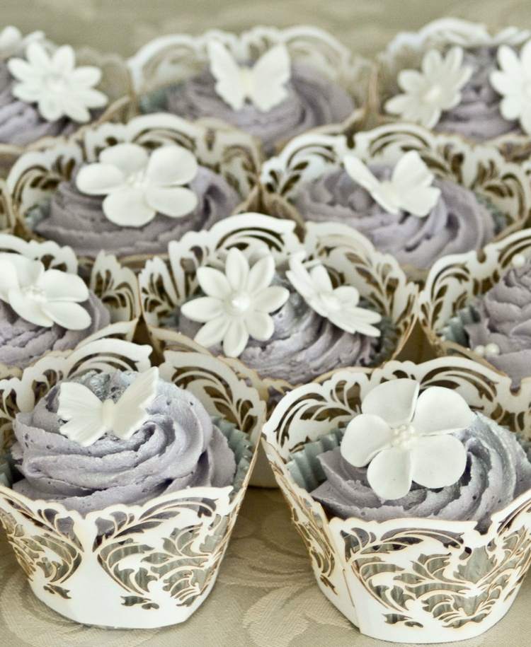 cupcakes-svadobna torta-shabby-chic-design-vintage-krajka-biele-kvety-siva-kremovo-elegantna