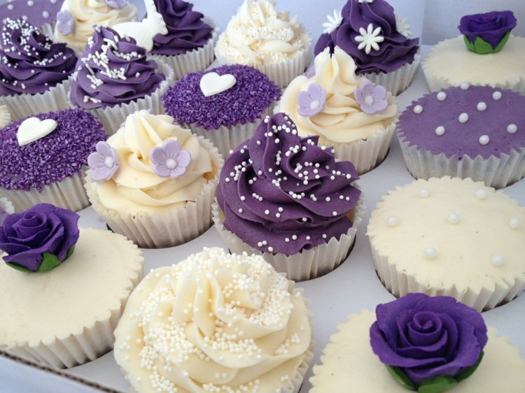 cupcakes-svadobna-torta-fialove-posypy-ruze-srdce-nevesta-zenich