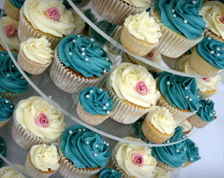 cupcakes-svadobna-torta-tyrkysovo-smotanovo-ruzova-ruzovo-perlova-ozdoba