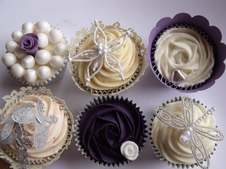 cupcakes-svadobná-torta-darčeky-vážka-tmavo-lila-purpurovo-slonovinová-biela