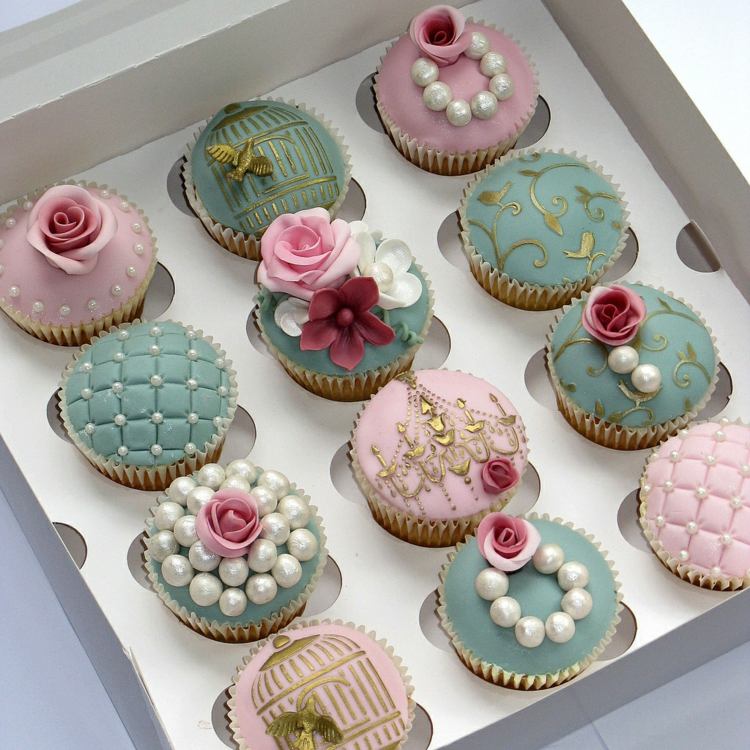 cupcakes-miesto-svadobnej-torty-perly-ruzicky-luster-motiv-zlata-akcenty-klietka
