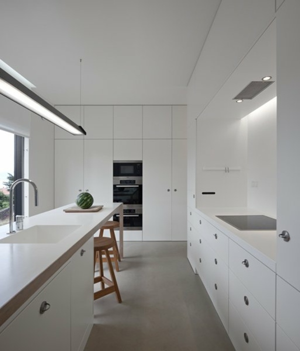 biely minimalistický dizajn kuchyne
