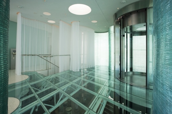 Výhody sklenenej vložky - veľkoplošná transparentná podlaha - kladenie sklenených panelov