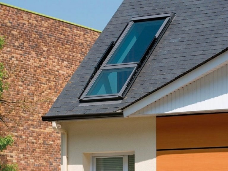 Strešné okno je rozdelené na dve časti šikmé strešné okno s francúzskym oknom, škridlová strecha