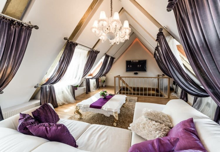 Slnečná ochrana strešného okna - Elegantné podkrovie so závesmi vo fialovej farbe Slnečná ochrana-svetlíky-purpurové-závesy-závesy-biela-sklon strechy