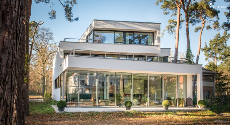 Plochá strecha - klasický tvar strechy a kubická základná štruktúra Tvary striech v modernej architektúre-plochá-strecha-dom-prehľad-typy-obrázky-sklo