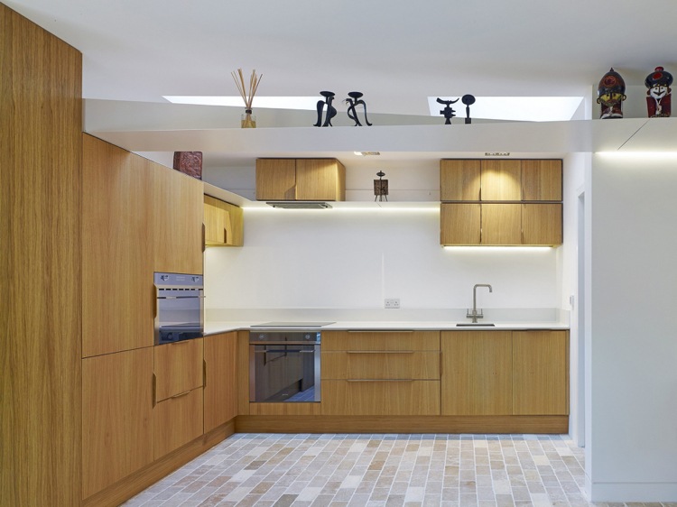 Strecha-záhrada-vytvoriť-zelená-strecha-moderná-kuchyňa-drevo-biela