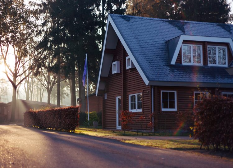 Dom so sedlovou strechou a lichobežníkovými vikiermi ponúka viac obytného priestoru