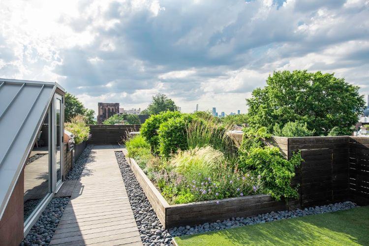 zelená strecha terasa dizajn výsadba plán strecha záhrada trávnik hardscape terénne úpravy expert kvety trávy chodník drevo