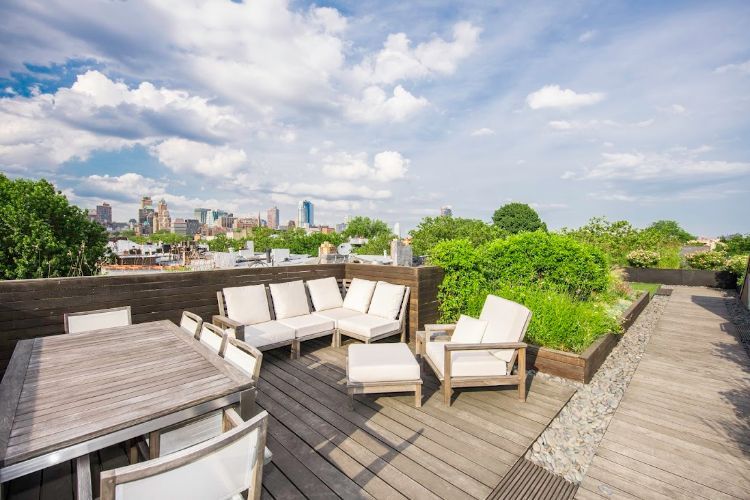 Zelená strešná terasa návrh výsadby plán strešná záhrada trávnik hardscape terénne úpravy expert kvety trávy chodník kreslo jedálenský stôl