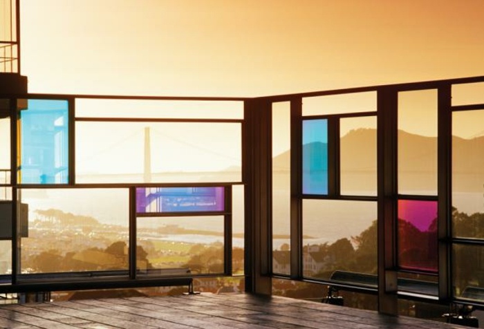 Navrhnite strešnú terasu s vnútornými vonkajšími prvkami Strešná terasa so skleneným plotom