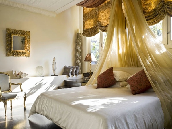 Spálňa so žltými závesmi, posteľ s baldachýnom Žlté závesy s posteľou s baldachýnom