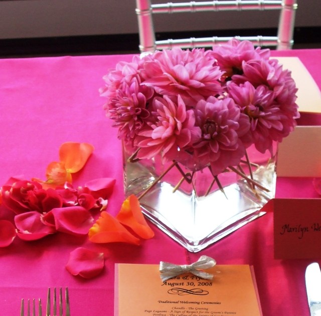 ružová dahlia sklenená váza štvorcového usporiadania