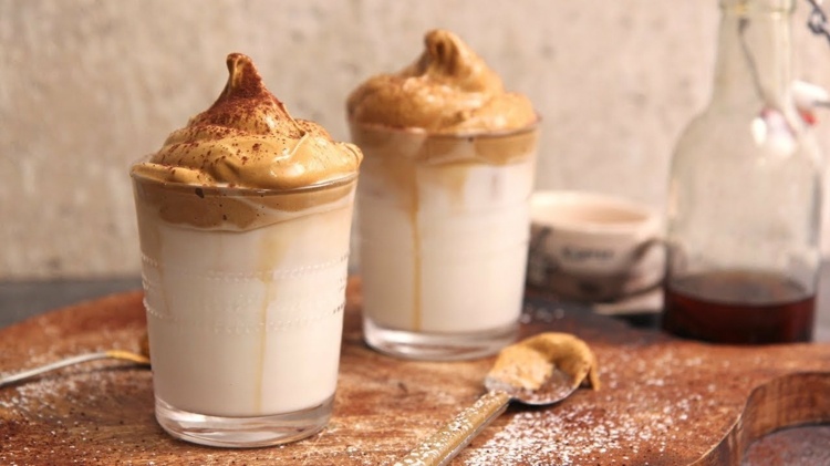 Recept na kávu Dalgona Pripravte si nízkokalorické kávové nápoje sami