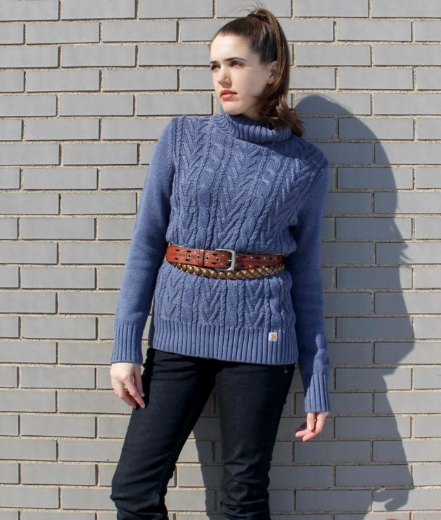 Svetrík v modrom a hnedom páse