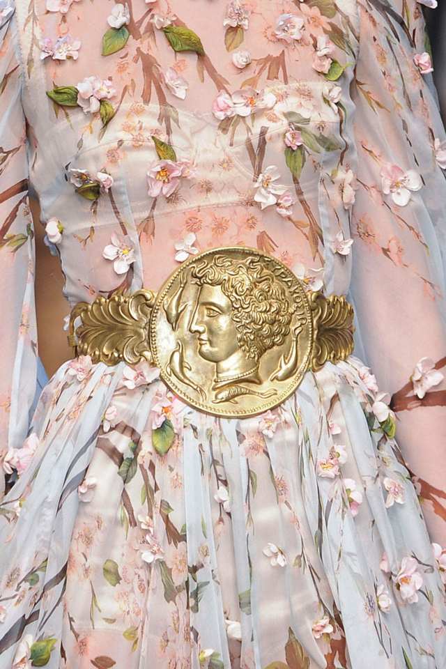 nádherné šaty so vzorom v zlatej farbe