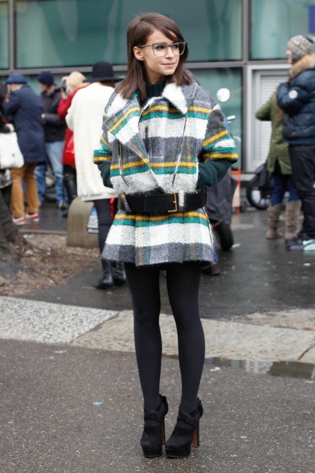 Károvaný krátky kabát s čiernym opaskom