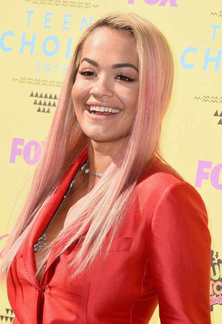 Rota Ora s ľadovo blond vlasmi a ružovými odleskami damske-ucesove trendy-2014-celebrity-blond-ruzova-straehnchen-riter-oblek-blazer-rita-ora