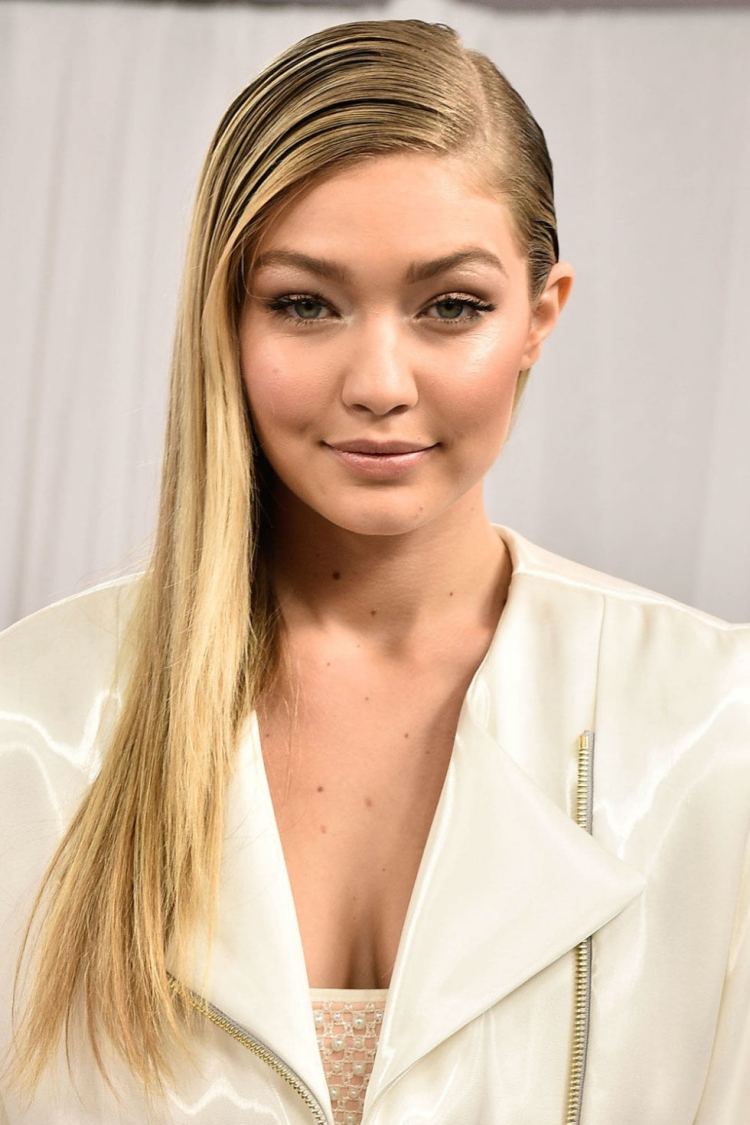 Elegantný vzhľad a bočné delenie od Gigi Hadid dámske účesy-trendy-2014-celebrity-blond-vlasy-elegantný-vzhľad-elegantný-gigi-hadid