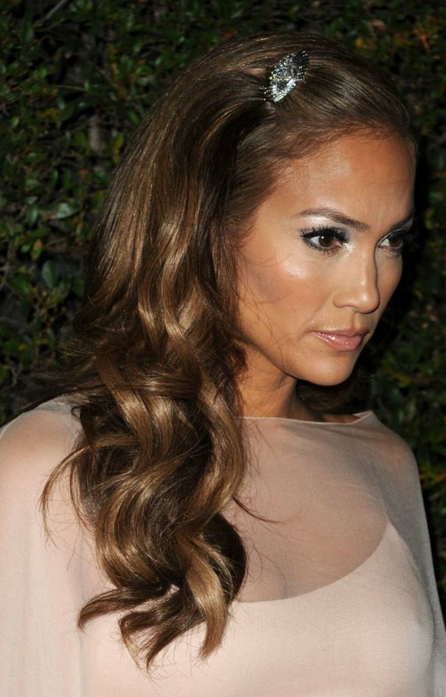 napoly zviazané napoly otvorené priehľadné šaty JLO Slonovinová farba-dlhé-vlasy-kučeravé-Jennifer-Lopez