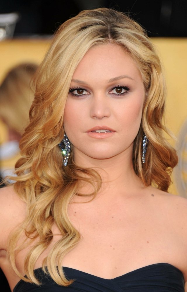 Vlny vlasov Julia Stiles ležérne upravené na rozlúčku dlhé náušnice-off-rameno-šaty-účesy celebrít