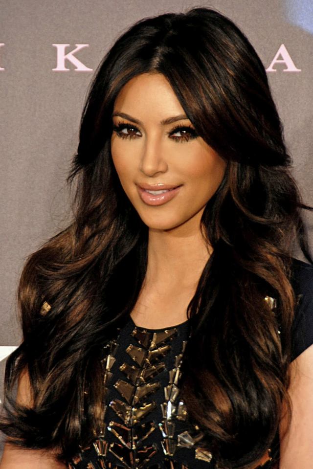 Svetlé vlny dlhých vlasov Kim Kardashian Účesy celebrít-dlhé vlasy-ležérne