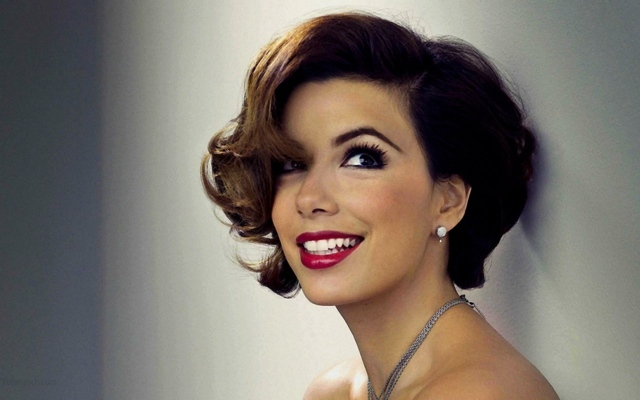 Eva Longoria krátke vlasy s bočnou ofinou mierne vlnité červeno-pysky-krátke vlasy