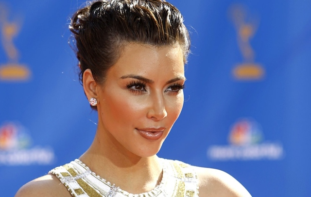 Štipce do uší Swarovski s pripnutými vlasmi Dámske účesy-Kim-Kardashian-Bun-s-vrkôčiky