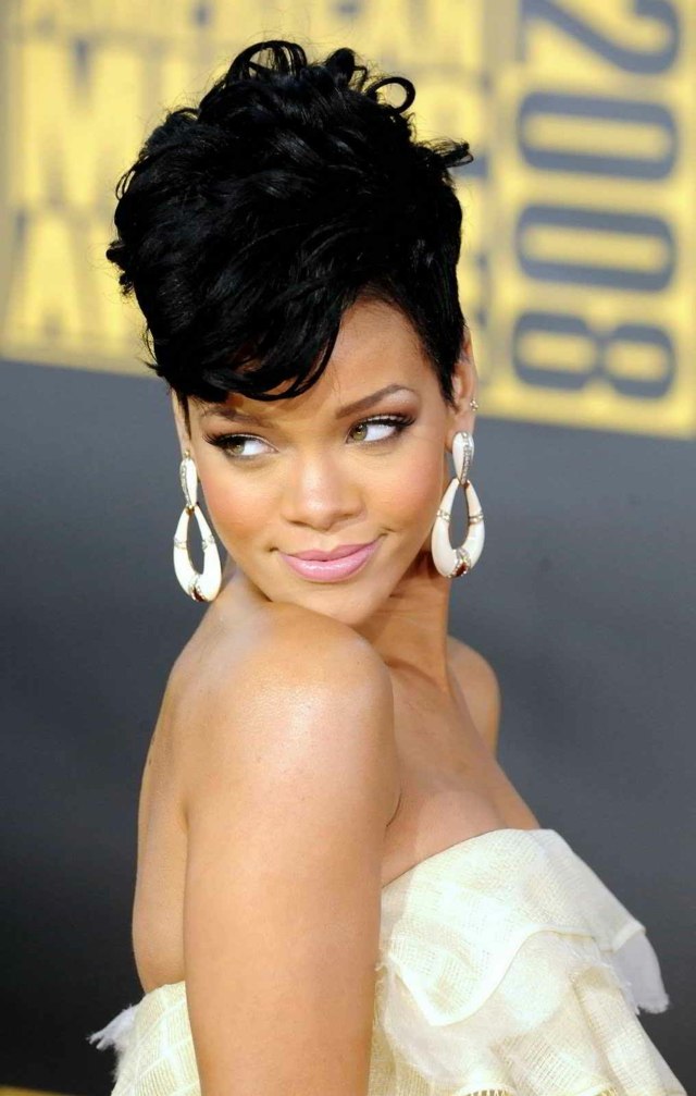 Rihanna s bočnými ofinami pripnutými kučeravými vlasmi biele náušnice-šaty bez ramienok-Rihanna-s-drdolom